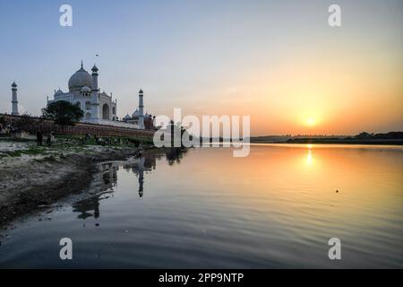 Agra, Inde. 22nd avril 2023. Vue sur le coucher du soleil à Tajmahal depuis l'arrière du tombeau. Le Taj Mahal est un mausolée situé sur la rive droite de la rivière Yamuna - Agra, Inde, construit par l'empereur Mughal Shah Jahan en mémoire de sa femme préférée, Mumtaz. Le Taj Mahal est considéré comme le meilleur exemple de l'architecture de Mughal, un style qui combine des éléments des styles architecturaux persan, Oman, indien et islamique. Le Taj Mahal est dans la liste des sept merveilles modernes du monde. (Photo par Avishek Das/SOPA Images/Sipa USA) crédit: SIPA USA/Alay Live News Banque D'Images