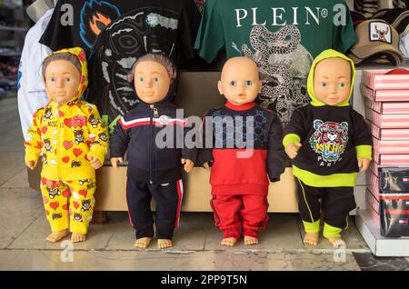 Magasin pour enfants mannequin mannequin mannequin mannequin mannequin dans un magasin sur le marché d'Alanya dans la province d'Antalya, Turquie. Les marques présentées incluent Moschino et plein Banque D'Images