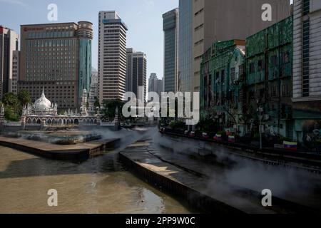 La mosquée Jamek est située au confluent de la rivière Klang et de la rivière Gombak. Kuala Lumpur, Malaisie. La mosquée a été conçue par Arthur Benison Hubba Banque D'Images