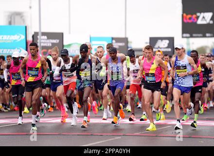 Mo Farah et d'autres concurrents au début de la course d'élite masculine pendant le Marathon de Londres du TCS. Date de la photo: Dimanche 23 avril 2023. Banque D'Images