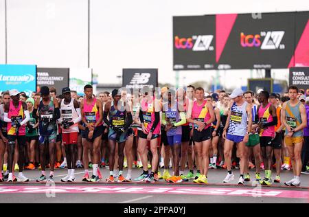 Mo Farah et d'autres concurrents au début de la course d'élite masculine pendant le Marathon de Londres du TCS. Date de la photo: Dimanche 23 avril 2023. Banque D'Images