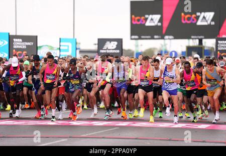 Mo Farah et d'autres concurrents au début de la course d'élite masculine pendant le Marathon de Londres du TCS. Date de la photo: Dimanche 23 avril 2023. Banque D'Images