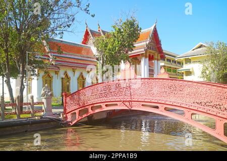 Impressionnant pont de flexion traversant un canal à l'intérieur de Wat Benchamabophit (le Temple du marbre), Bangkok, Thaïlande Banque D'Images