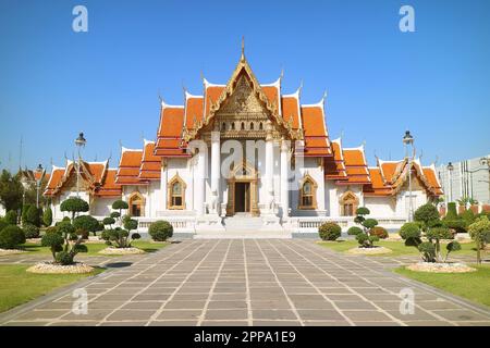 Wat Benchamabophit Dusitvanaram ou le Temple de marbre, l'un des temples bouddhistes emblématiques de Bangkok, Thaïlande Banque D'Images