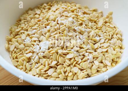 Procédé de mélange de poudre de tempeh Starter avec du soja bouilli Banque D'Images