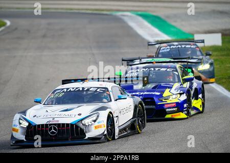 Monza, Italie. 23rd avril 2023. L'équipe Mercedes-AMG n°777 AlManar Mercedes-AMG GT3 de Maro ENGEL, Fabian SCHILLER et Luca STOLZ (PRO) lors du Fanatec GT World Challenge Europe à Autodromo di Monza sur 22 avril 2023 à Monza, en Italie. Credit: Luca Rossini/E-Mage/Alamy Live News Banque D'Images