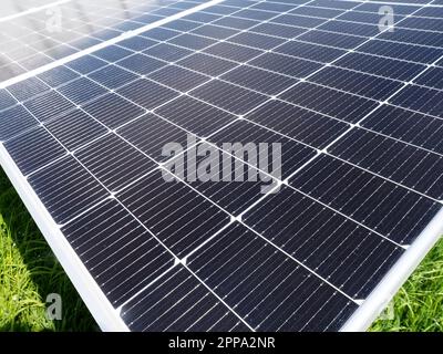 Champ de panneaux solaires pour recueillir l'énergie solaire Banque D'Images