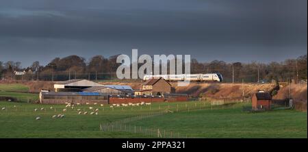 Tout nouveau train 805001 bi-mode Hitachi classe 805 pour Avanti West Coast faisant un essai sur la ligne principale de la côte ouest à Lancashire. Exploité par GBRF Banque D'Images