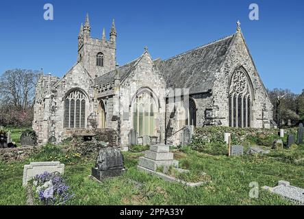 Illustration photo de la face est de l'église paroissiale de St Mary à Plympton avec des tombes et des cloches de premier plan Banque D'Images