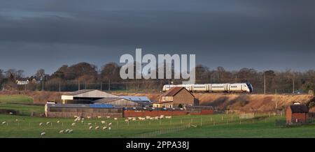 Tout nouveau train 805001 bi-mode Hitachi classe 805 pour Avanti West Coast faisant un essai sur la ligne principale de la côte ouest à Lancashire. Exploité par GBRF Banque D'Images