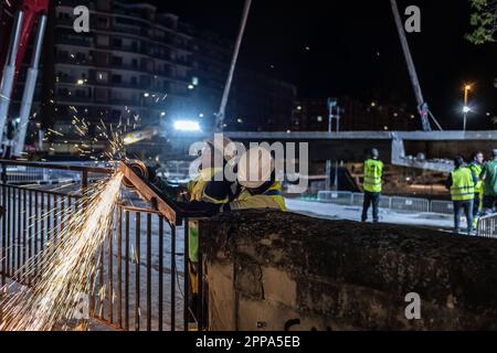 Logroño, Espagne; 23rd avril 2023: Ouvriers de la construction travaillant de nuit au démantèlement du pont sur la voie ferrée de la rue Vara de Rey, Banque D'Images