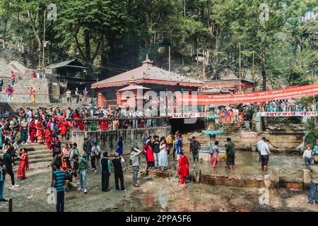 Katmandou, NÉPAL - 14 avril 2023: Foule de dévotés hindous au temple de Dakshinkali près de katmandou à l'occasion du nouvel an népalais 2080. Banque D'Images