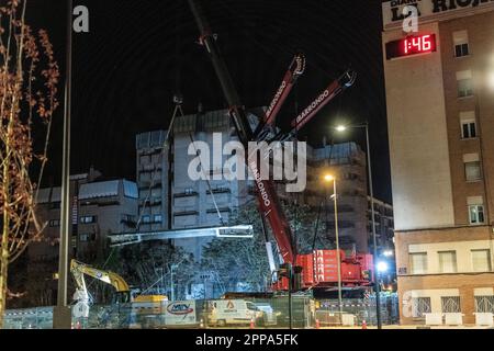 Logroño, Espagne; 23rd avril 2023: Ouvriers de la construction travaillant de nuit au démantèlement du pont sur la voie ferrée de la rue Vara de Rey, Banque D'Images