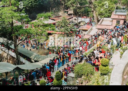 Katmandou, NÉPAL - 14 avril 2023: Foule de dévotés hindous au temple de Dakshinkali près de katmandou à l'occasion du nouvel an népalais 2080. Banque D'Images