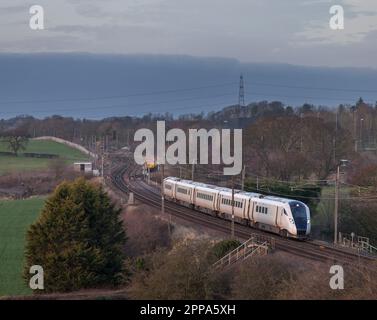 Tout nouveau train 805001 bi-mode Hitachi classe 805 pour Avanti West Coast, qui effectue son premier essai sur la ligne principale de la côte ouest dans Lancashire Banque D'Images