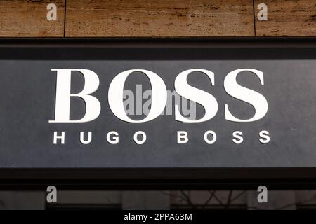 Stuttgart, Allemagne - 10 avril 2023 : magasin Hugo Boss avec logo à Stuttgart, Allemagne. Banque D'Images