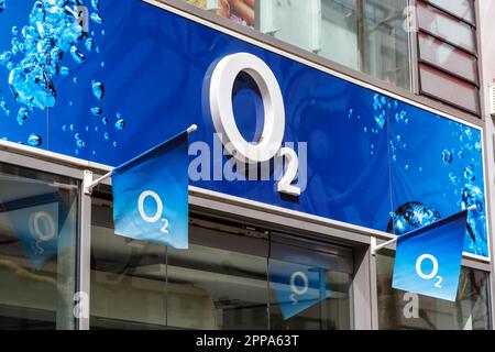 Stuttgart, Allemagne - 10 avril 2023: O2 opérateur mobile magasin de communication marque téléphone fournisseur Internet boutique avec logo à Stuttgart, Allemagne. Banque D'Images