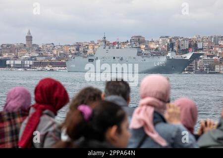 23 avril 2023 : le TCG Anadolu, le plus grand navire de guerre turc du commandement des forces navales, a accueilli le peuple en traversant le Bosphore, dans le cadre de la souveraineté nationale du 23 avril et des activités de la Journée des enfants à Istanbul, Turkiye sur 23 avril 2023. (Credit image: © Tolga Ildun/ZUMA Press Wire) USAGE ÉDITORIAL SEULEMENT! Non destiné À un usage commercial ! Banque D'Images