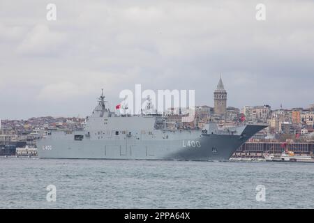 23 avril 2023 : le TCG Anadolu, le plus grand navire de guerre turc du commandement des forces navales, a accueilli le peuple en traversant le Bosphore, dans le cadre de la souveraineté nationale du 23 avril et des activités de la Journée des enfants à Istanbul, Turkiye sur 23 avril 2023. (Credit image: © Tolga Ildun/ZUMA Press Wire) USAGE ÉDITORIAL SEULEMENT! Non destiné À un usage commercial ! Banque D'Images