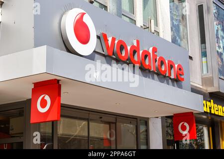 Stuttgart, Allemagne - 10 avril 2023: Vodafone opérateur mobile communication store marque téléphone fournisseur Internet shop avec logo à Stuttgart, Germa Banque D'Images