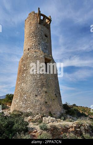 Torre del Gerro dans le parc naturel de Montgo à Denia. C'est une tour de guet construite au 16th siècle pour protéger la côte des attaques de pirates. À Denia, Banque D'Images