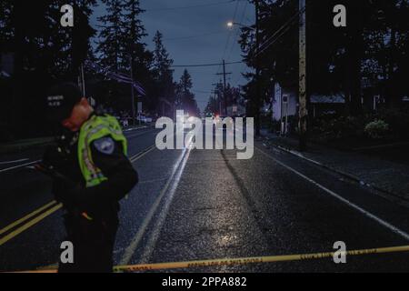 Edmonds, États-Unis. 23rd avril 2023. Vue générale du quartier résidentiel où la fusillade a eu lieu. L'image pourrait montrer des voitures de police garées le long de la rue, avec des policiers qui démarchent la zone et recherchent le véhicule du suspect. Un jeune de 13 ans est dans un état stable après avoir été photographié en voiture samedi soir. Le service de police d'Edmonds enquête sur une fusillade au volant qui s'est produite dans la région de 209th et 76th Ave Un immeuble d'appartements a été frappé, mais il n'y a pas d'autres victimes. Crédit : SOPA Images Limited/Alamy Live News Banque D'Images