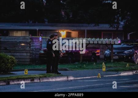 Edmonds, États-Unis. 23rd avril 2023. Vue générale du quartier résidentiel où la fusillade a eu lieu. L'image pourrait montrer des voitures de police garées le long de la rue, avec des policiers qui démarchent la zone et recherchent le véhicule du suspect. Un jeune de 13 ans est dans un état stable après avoir été photographié en voiture samedi soir. Le service de police d'Edmonds enquête sur une fusillade au volant qui s'est produite dans la région de 209th et 76th Ave Un immeuble d'appartements a été frappé, mais il n'y a pas d'autres victimes. Crédit : SOPA Images Limited/Alamy Live News Banque D'Images