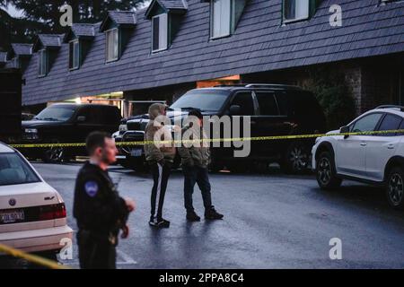 Edmonds, États-Unis. 23rd avril 2023. Un véhicule de police stationné devant l'immeuble où la fusillade a eu lieu. Les feux du véhicule clignotent, et les agents sont vus rassembler des preuves et interroger des témoins. Un jeune de 13 ans est dans un état stable après avoir été photographié en voiture samedi soir. Le service de police d'Edmonds enquête sur une fusillade au volant qui s'est produite dans la région de 209th et 76th Ave Un immeuble d'appartements a été frappé, mais il n'y a pas d'autres victimes. Crédit : SOPA Images Limited/Alamy Live News Banque D'Images