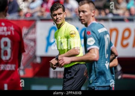 Enschede, pays-Bas. 23rd avril 2023. ENSCHEDE, PAYS-BAS - AVRIL 23: Arbitre Joey Kooij pendant le match Eredivisie entre le FC Twente et Sparta Rotterdam au Grolsch Veste on 23 avril 2023 à Enschede, pays-Bas (photo de Jeroen Meuwsen/Orange Pictures) crédit: Orange pics BV/Alay Live News Banque D'Images