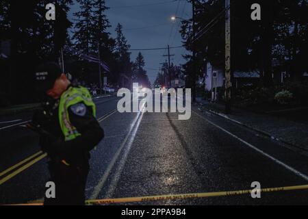 Edmonds, États-Unis. 23rd avril 2023. Vue générale du quartier résidentiel où la fusillade a eu lieu. L'image pourrait montrer des voitures de police garées le long de la rue, avec des policiers qui démarchent la zone et recherchent le véhicule du suspect. Un jeune de 13 ans est dans un état stable après avoir été photographié en voiture samedi soir. Le service de police d'Edmonds enquête sur une fusillade au volant qui s'est produite dans la région de 209th et 76th Ave Un immeuble d'appartements a été frappé, mais il n'y a pas d'autres victimes. (Photo de Chin Hei Leung/SOPA Images/Sipa USA) crédit: SIPA USA/Alay Live News Banque D'Images