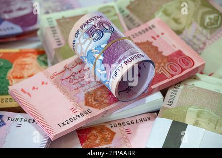 Karachi, Pakistan - 22 avril 2023. Billet en devise pakistanaise. Concept commercial et financier Banque D'Images