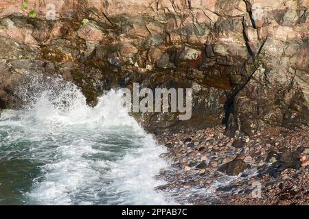 Vagues de mer éclaboussant sur Shingle and Rocks, Bay of Aird, Uig, Lewis, Isle of Lewis, Hebrides, Hébrides extérieures, Îles de l'Ouest, Écosse Banque D'Images