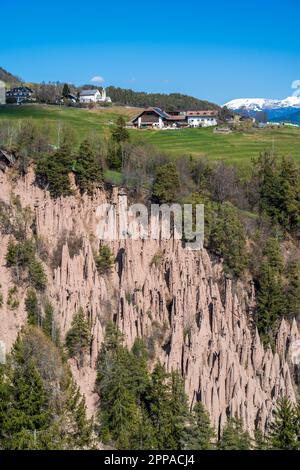 Vue panoramique sur le plateau de Ritten-Renon avec les pyramides de la terre, Trentin-Haut-Adige/Sudtirol, Italie Banque D'Images