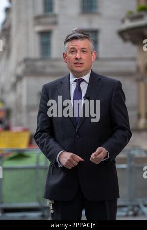 Londres, Angleterre, Royaume-Uni. 23rd avril 2023. Jon ASHWORTH, Secrétaire en charge des travaux de l'ombre et des pensions, est vu en dehors de la BBC lorsqu'il apparaît dimanche dans une émission télévisée avec Laura Kuenssberg. (Credit image: © Tayfun Salci/ZUMA Press Wire) USAGE ÉDITORIAL SEULEMENT! Non destiné À un usage commercial ! Banque D'Images