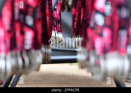 Londres, Royaume-Uni. 23rd avril 2023. 23rd avril 2023, Londres, Angleterre ; TCS 2023 London Marathon ; 23rd avril 2023, Londres, Angleterre ; TCS 2023 London Marathon ; 47 000 médailles de finisseurs prêtes à être remises aux coureurs Credit: Action plus Sports Images/Alamy Live News Banque D'Images