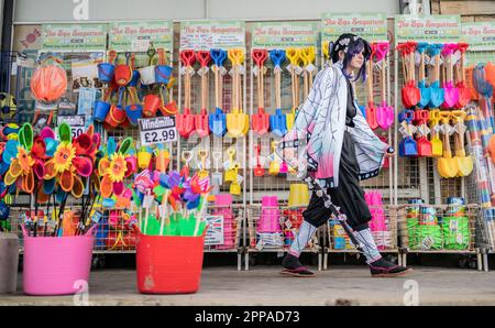 Nadia Sheldon pose pour une robe de photo de caractère comme Shinobu de la série japonaise de mangas Demon Slayer, alors qu'elle se promène devant un magasin de front de mer à Scarborough, pendant le Sci Fi Scarborough au Spa Complex à Scarborough. Date de la photo: Dimanche 23 avril 2023. Banque D'Images