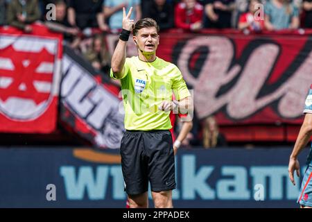 Enschede, pays-Bas. 23rd avril 2023. ENSCHEDE, PAYS-BAS - AVRIL 23: Arbitre Joey Kooij pendant le match Eredivisie entre le FC Twente et Sparta Rotterdam au Grolsch Veste on 23 avril 2023 à Enschede, pays-Bas (photo de Jeroen Meuwsen/Orange Pictures) crédit: Orange pics BV/Alay Live News Banque D'Images