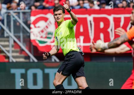 Enschede, pays-Bas. 23rd avril 2023. ENSCHEDE, PAYS-BAS - AVRIL 23: Arbitre Joey Kooij pendant le match Eredivisie entre le FC Twente et Sparta Rotterdam au Grolsch Veste on 23 avril 2023 à Enschede, pays-Bas (photo de Jeroen Meuwsen/Orange Pictures) crédit: Orange pics BV/Alay Live News Banque D'Images
