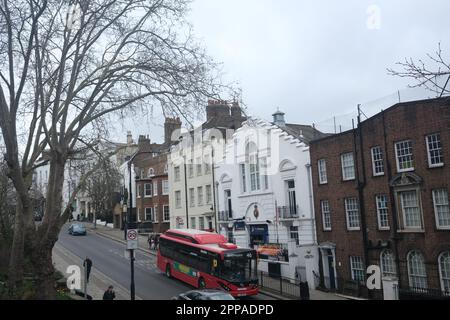 Un bus rouge de Londres fait son chemin sur Pond St, Hampstead après le Royal Free Hospital Banque D'Images