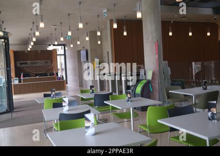 Un café élégant mais discret près du Royal Free Hospital North London avec des couleurs ambiantes douces et un éclairage pour améliorer l'expérience Banque D'Images