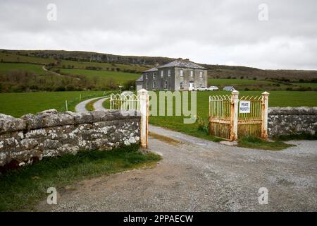 Ferme privée qui a été utilisée pour la maison paroissiale de l'île escarpée dans la série Père Ted le comté de burren clare république d'irlande Banque D'Images