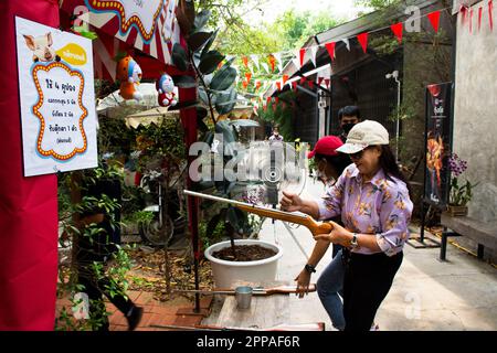 Jeu d'armes à feu de liège de tir antique dans le festival de fête du carnaval local pour les gens thaïlandais et les voyageurs étrangers Voyage visite et jouer dans le jardin du parc à cou Banque D'Images