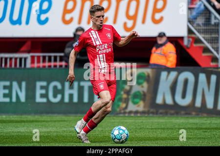 Enschede, pays-Bas. 23rd avril 2023. ENSCHEDE, PAYS-BAS - AVRIL 23: Gijs Smal du FC Twente pendant le match Eredivisie entre le FC Twente et Sparta Rotterdam au Grolsch Veste sur 23 avril 2023 à Enschede, pays-Bas (photo de Jeroen Meuwsen/Orange Pictures) crédit: Orange pics BV/Alay Live News Banque D'Images