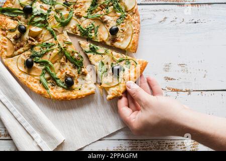 Vue de dessus pour prendre une pizza à la main Banque D'Images