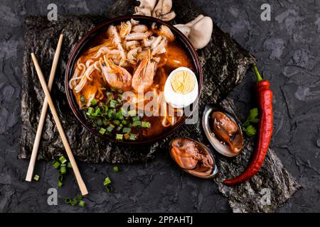 Vue de dessus plat de ramen avec crevettes huîtres Banque D'Images