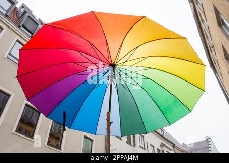 Arc-en-ciel ouvert parapluie de couleur dans la ville Banque D'Images