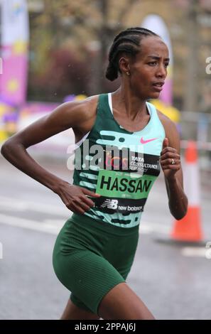 Londres, Royaume-Uni. 23rd avril 2023. Sifan Hassan, vainqueur du TCS London Marathon The Highway, Londres. Crédit : Simon Balson/Alamy Live News Banque D'Images