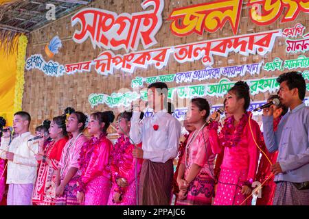 Festival de l'eau traditionnelle (Sangrai) à Chittagong Hill Tracts, Bangladesh Banque D'Images