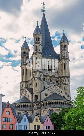 La grande église romane Saint Martin à Cologne Banque D'Images