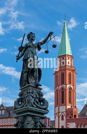 Lady Justice et la tour de l'église Nikolai dans la vieille ville historique de Francfort Banque D'Images